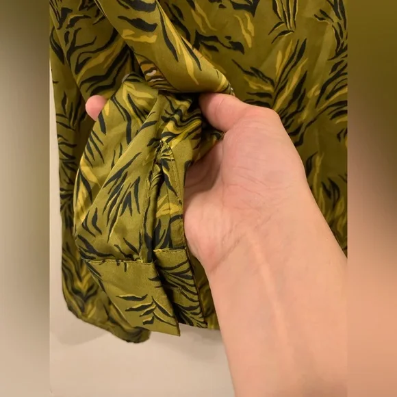 Like new Zara tiger satin novelty print blouse size small - Picture 5 of 7